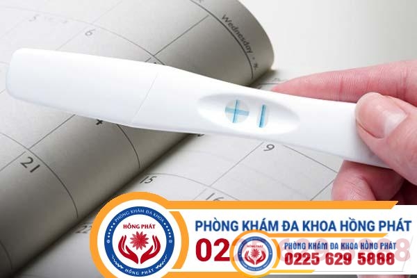 Trễ kinh que thử thai 2 vạch phải làm sao?